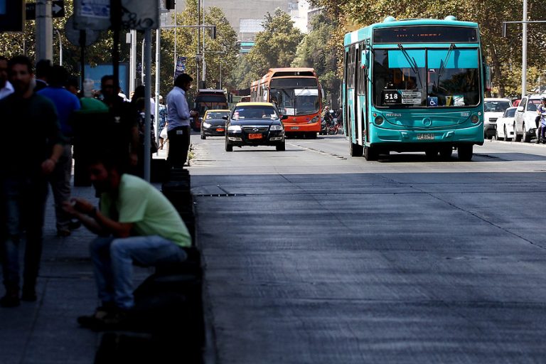 4 recorridos de buses estarán disponibles en la madrugada de Año Nuevo en Santiago