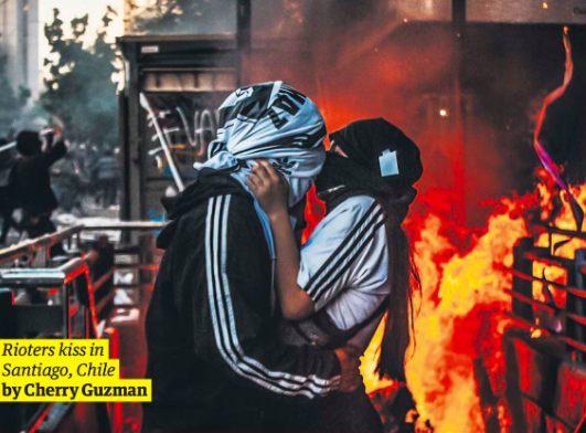 The Guardian destaca en portada imagen de pareja de manifestantes besándose entre sus fotografías del 2019