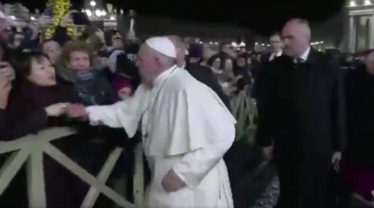 Papa Francisco se soltó de una mujer que lo agarró de la mano y lo acercó hacia ella