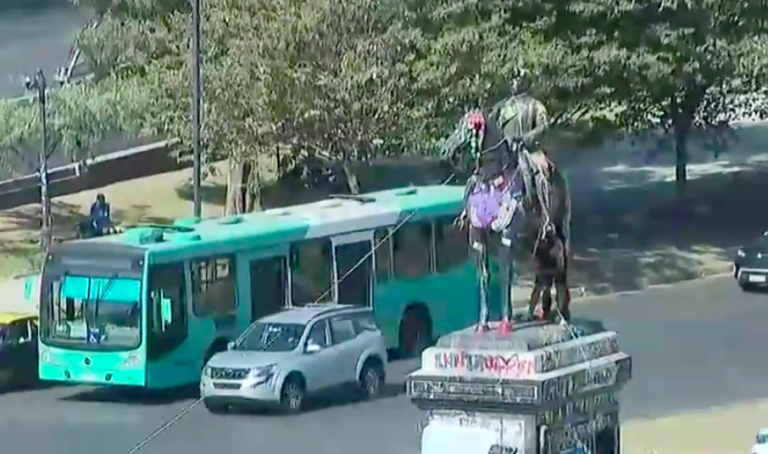 Manifestantes intentaron echar abajo el monumento al general Baquedano en Plaza Italia