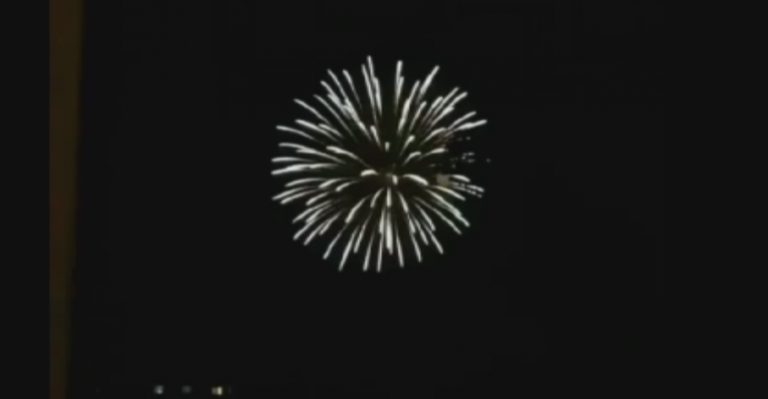 Festival pirotécnico en Población Santa Julia: Fuegos artificiales en plena noche despiertan a vecinos