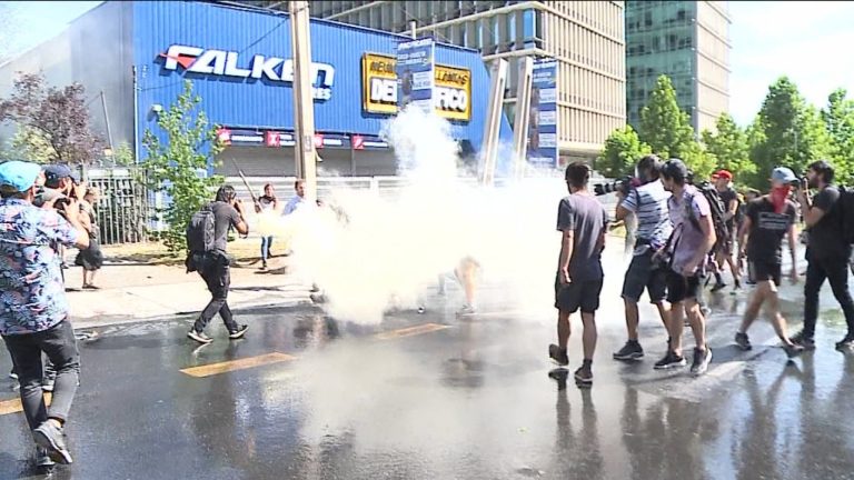 Enfrentamientos entre vecinos y manifestantes en Las Condes dejó 4 detenidos