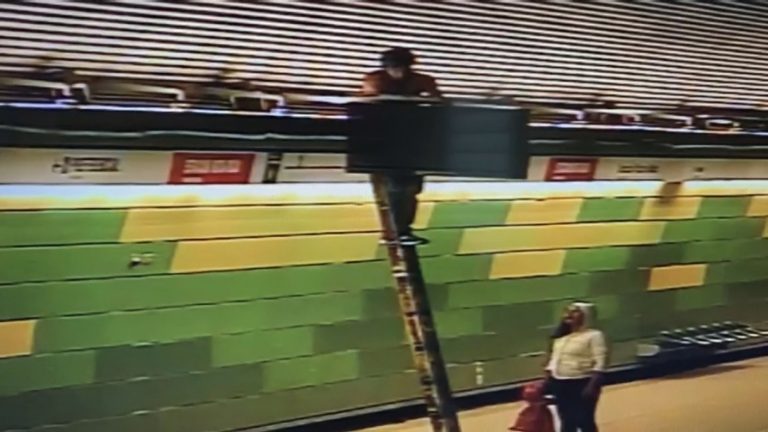 Sorprenden a pareja robando televisor desde estación de Metro: Usaron una escalera
