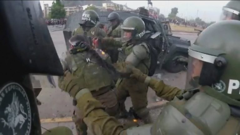 Abogado de carabinera que recibió bomba molotov asegura que tres personas fueron identificadas por el ataque