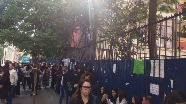 Alumnas de 4° Medio del Liceo 1 protestan en las afueras del colegio tras cancelación de su licenciatura