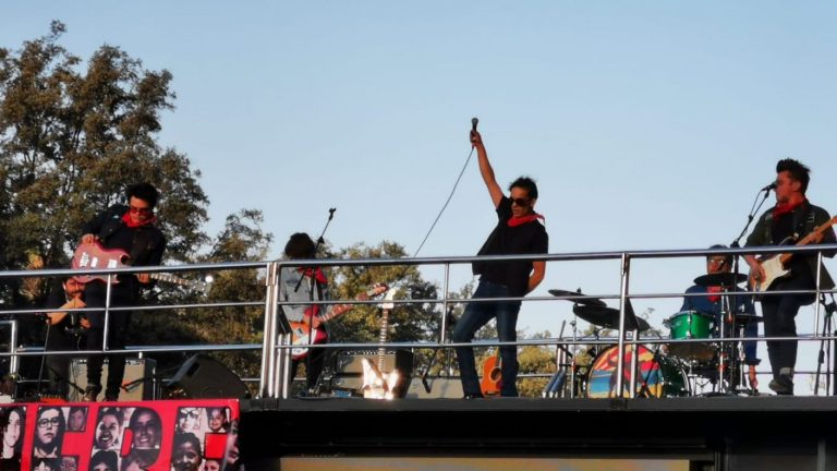 Los Bunkers se reúnen tras 5 años y se presentan ante miles de manifestantes en Plaza Italia
