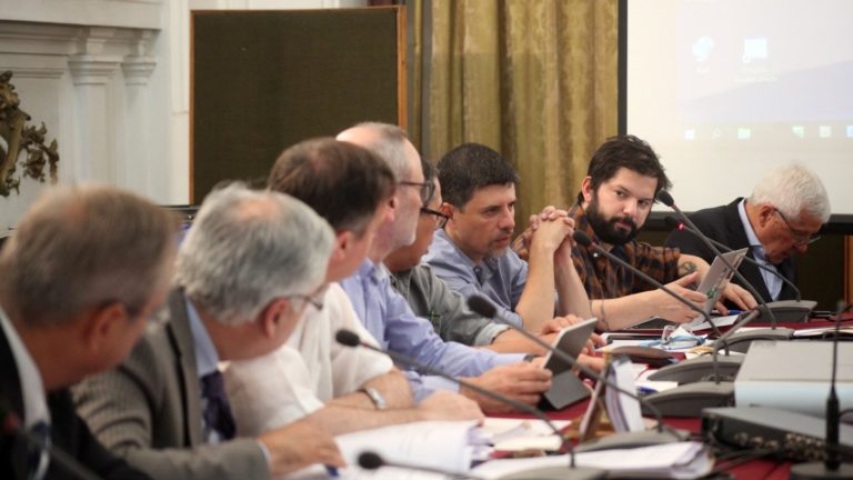 Comisión de Constitución aplaza para la próxima semana votación por reforma para iniciar proceso constituyente