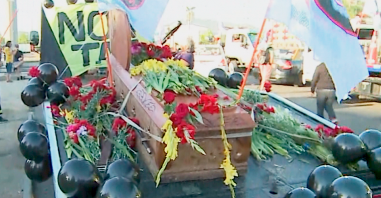Están “de luto”: Movimiento No + TAG hará funeral en vivo en sector oriente de Santiago
