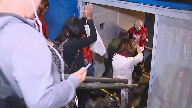 Metro: Entre aplausos reabrió Santa Lucía y horario de cierre se extiende hasta las 23:00 horas