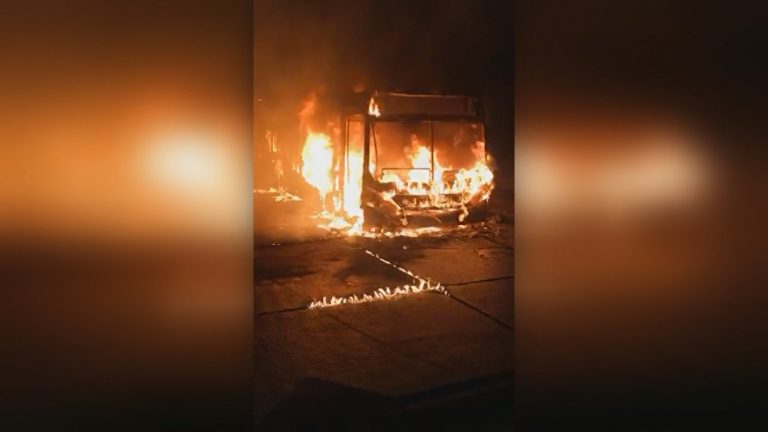 Encapuchados incendiaron bus cerca de feria navideña en Lo Prado: Comerciantes denuncian saqueos