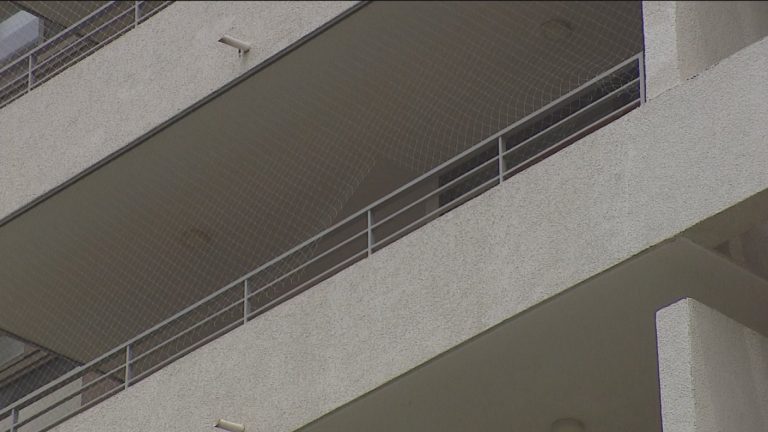 Reposera le salvó la vida a niño de tres años que cayó desde el quinto piso de un edificio en Las Condes
