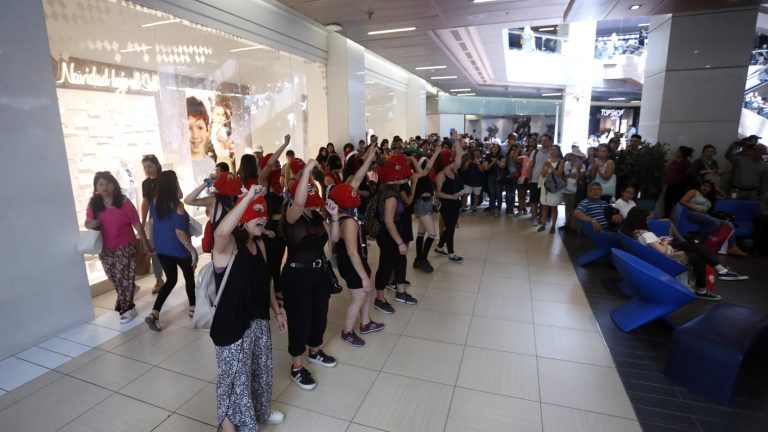 Intervención feminista en Costanera Center cambia la letra a canción navideña para exigir derechos de la mujer