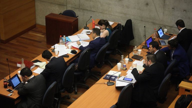 Cinco de los 12 carabineros imputados por torturas en Plaza de Ñuñoa quedaron en prisión preventiva