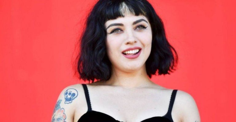 Chilenos divididos por declaraciones de Mon Laferte sobre intervención de Carabineros en quema de estaciones