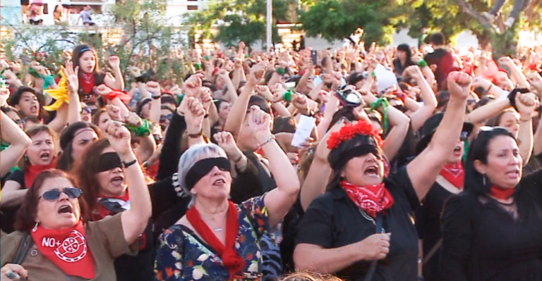 La multitudinaria protesta de Las Tesis Senior frente al Estadio Nacional