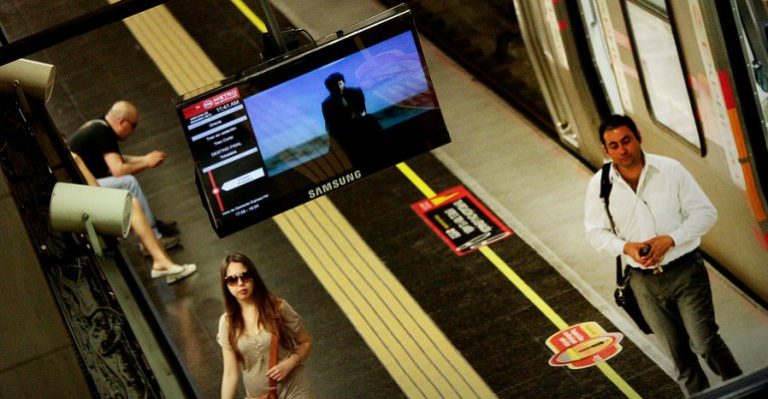 Hasta con escalera: Pareja intentó robar televisor al interior del metro de Santiago