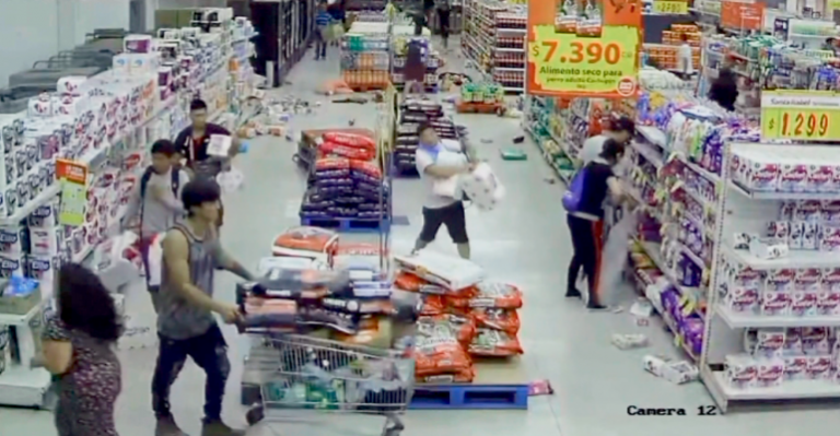 Reportaje expuso a ambulantes vendiendo productos robados en saqueos