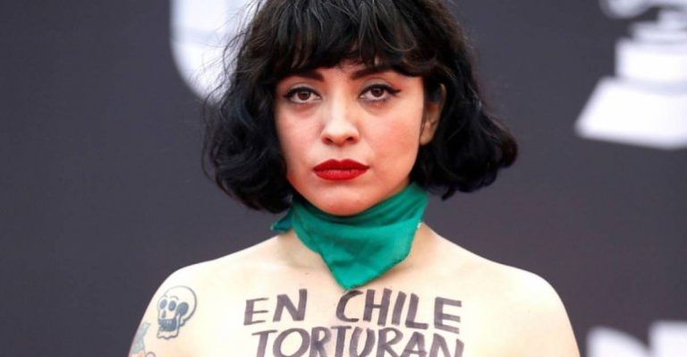 Carabineros llevará a la justicia a Mon Laferte por sus acusaciones sobre quema de metro