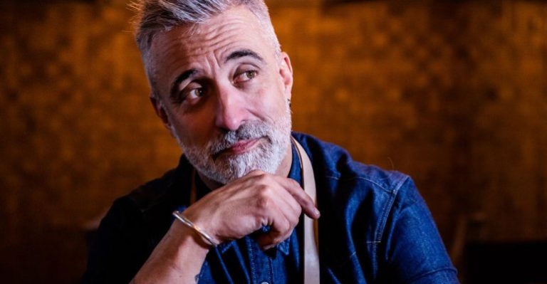 La divertida invitación de Sergi Arola arriba de una micro que revolucionó redes sociales