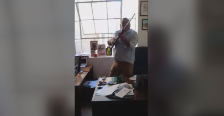 Pago de cotizaciones causó altercado: ¿Quién es el jefe que amenazó con un rifle a su empleado?