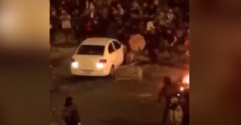 ¿Qué pasó? Manifestantes atacaron vehículo de carabinero de civil tras confuso incidente