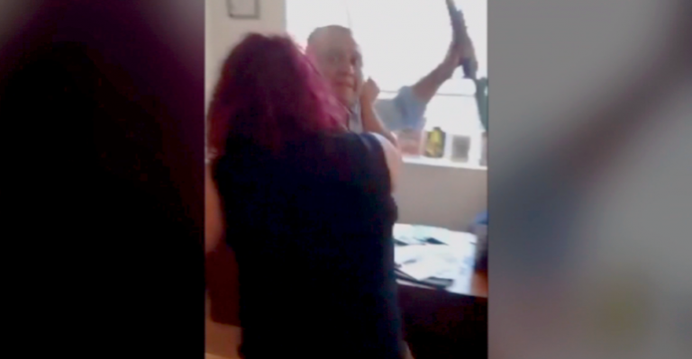 Trabajador grabó el momento en que su jefe lo amenazó con un rifle tras cobrarle el pago de cotizaciones