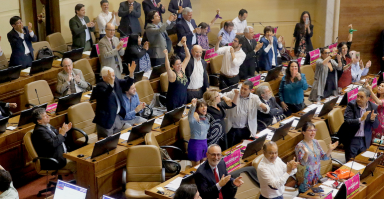 144 votos a favor: Diputados aprobaron paridad de género en proceso constitucional