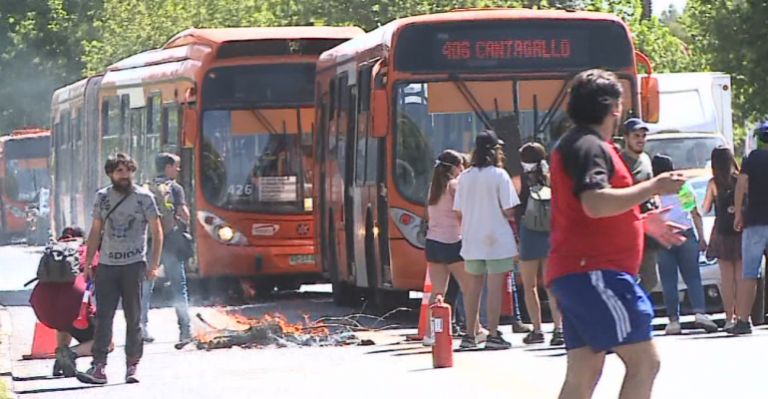 Incidentes entre residentes de Las Condes y manifestantes que querían llegar a la casa del presidente Piñera