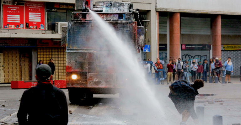 Reportaje: Polémica por presencia de químicos prohibidos en carro lanza aguas de carabineros