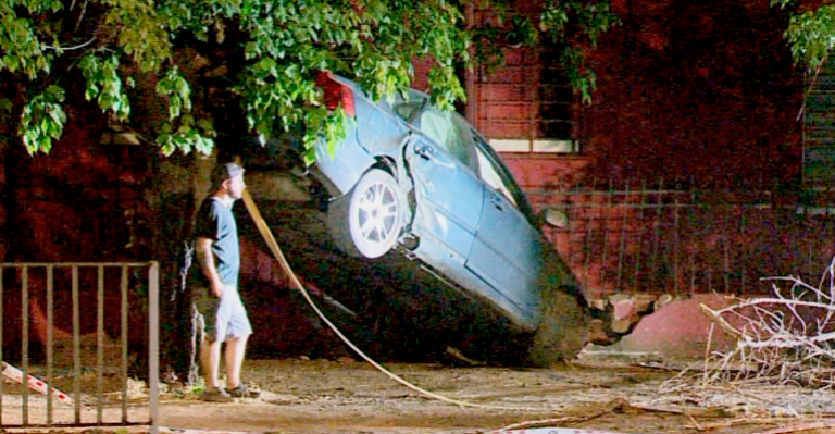 Accidente en Macul terminó con vehículo suspendido en el aire