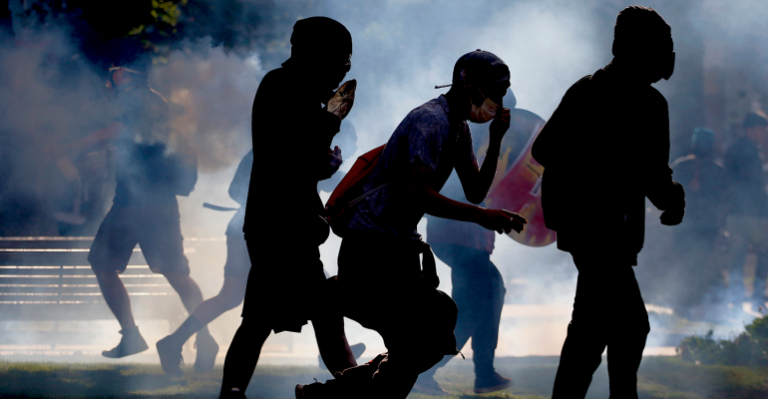 Valparaíso: Oficial de PDI recibió impacto de bomba molotov en su cabeza