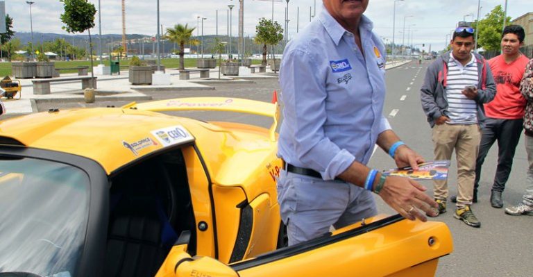 Eliseo Salazar sorprendió en La Divina Comida al manejar lujoso auto junto a sus invitados
