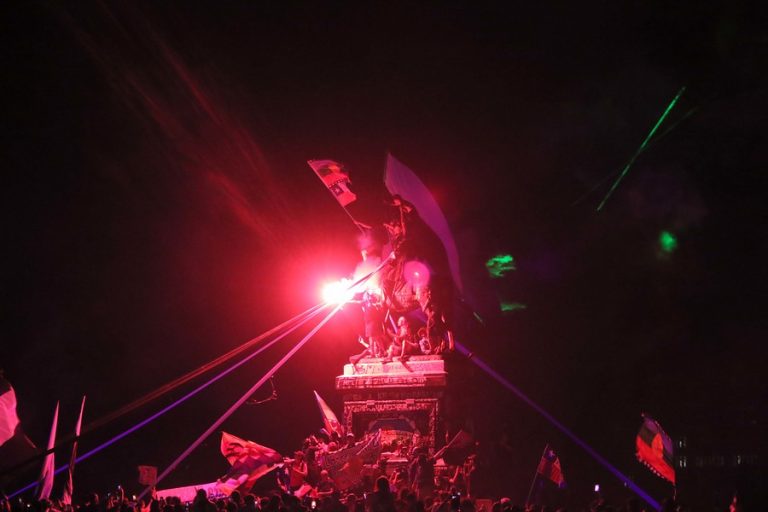 Chilenos reciben el 2020 en Plaza Baquedano