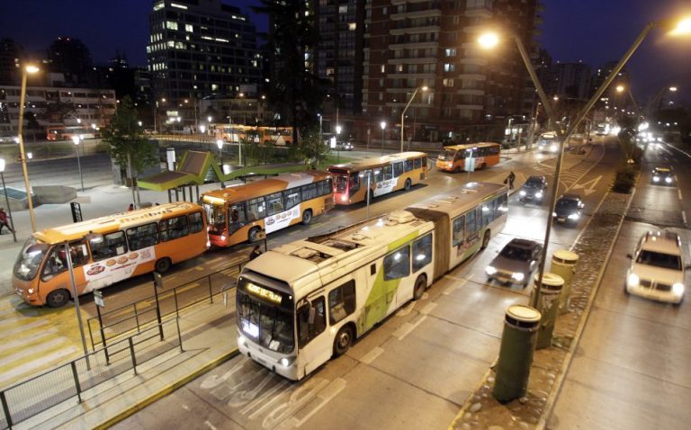 Vuelven los servicios nocturnos de Transantiago: Estos son los 49 recorridos que estarán habilitados desde el 2 de enero