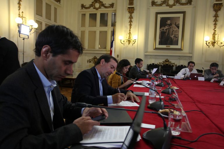 Mesa Técnica refuta al Servel: Extranjeros con derecho a voto sí podrían participar en plebiscito por nueva Constitución