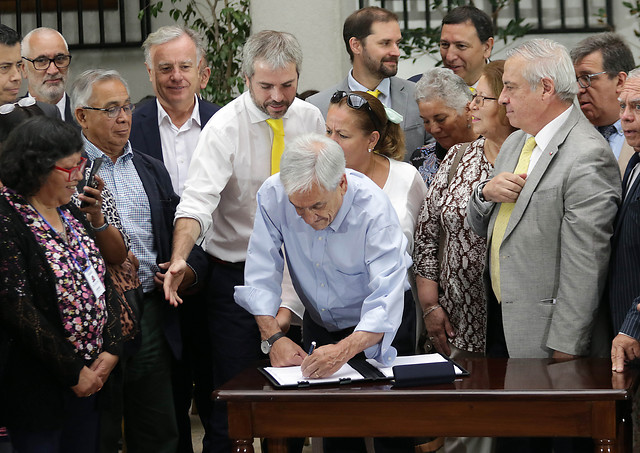 Pdte. Piñera firma proyecto 