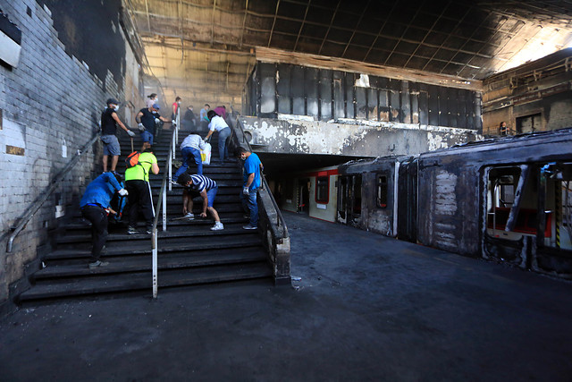Peritaje de Bomberos que acudió a incendio en metro San Pablo concluyó que inicio fue en una bodega