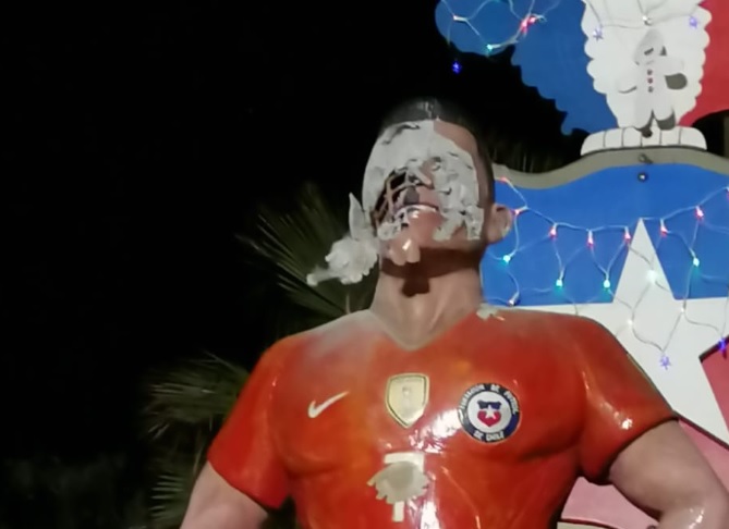 Atacaron la estatua dedicada a Alexis Sánchez en Tocopilla