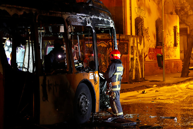 Grupo de sujetos incendió un bus del Transantiago en Villa Francia