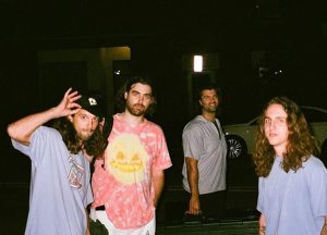 Con El Cómodo Silencio De Los Que Hablan Poco de teloneros: Turnover agota preventa en su debut en Chile