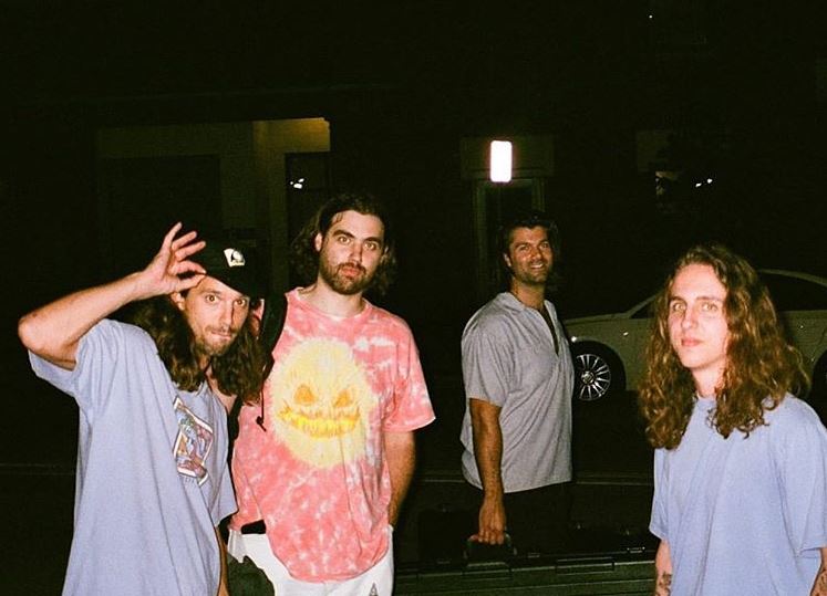 Con El Cómodo Silencio De Los Que Hablan Poco de teloneros: Turnover agota preventa en su debut en Chile