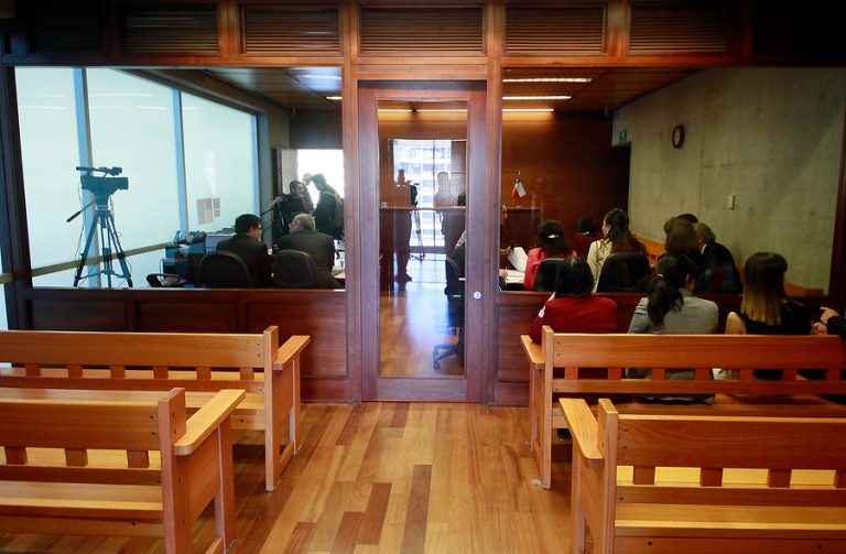 “Están destruyendo el país”: La reflexión de una jueza en formalización a imputado por hacer barricadas durante PSU