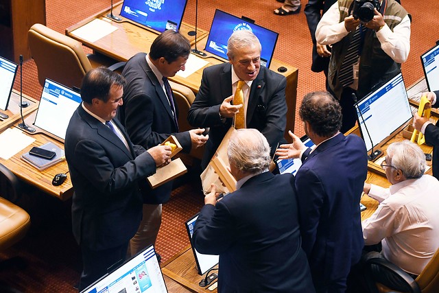 Mañalich repartió corbatas amarillas a ministros y diputados antes de su interpelación