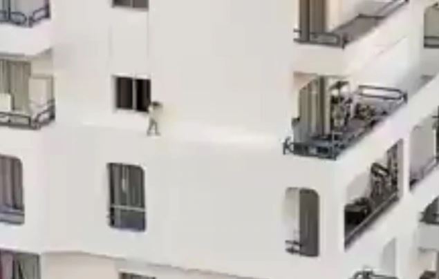 Para sudar helado: Captan a niña corriendo por el borde de un balcón en un sexto piso
