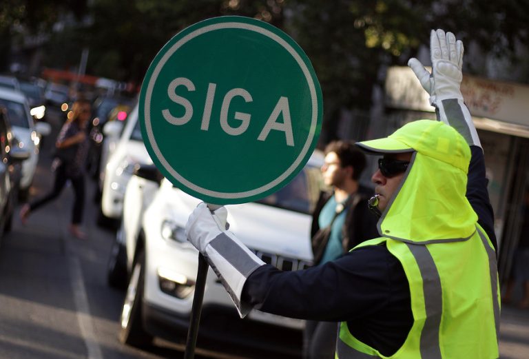 “Queremos normalizar la ciudad”: Santiago y Las Condes extienden plan de “semáforos humanos”