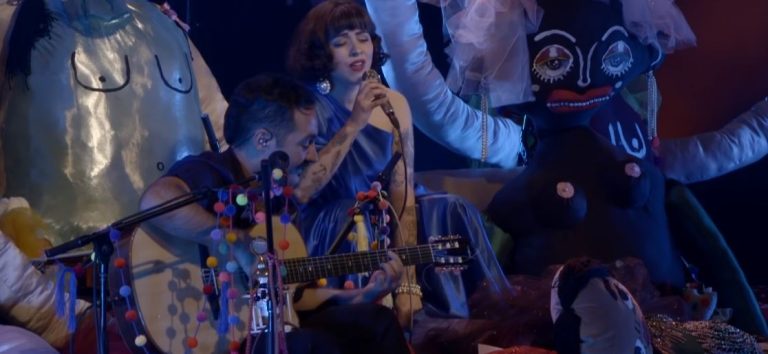 Mon Laferte canta a Violeta Parra potente versión acústica de 