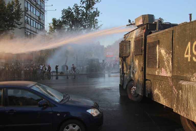 Fiscalía investigará causas de la inusual coloración en líquido de carro lanza aguas