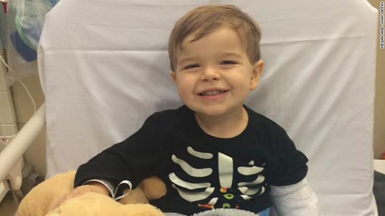 Tiene 6 años y superó la quimioterapia: Sus compañeros de curso lo recibieron como a un héroe