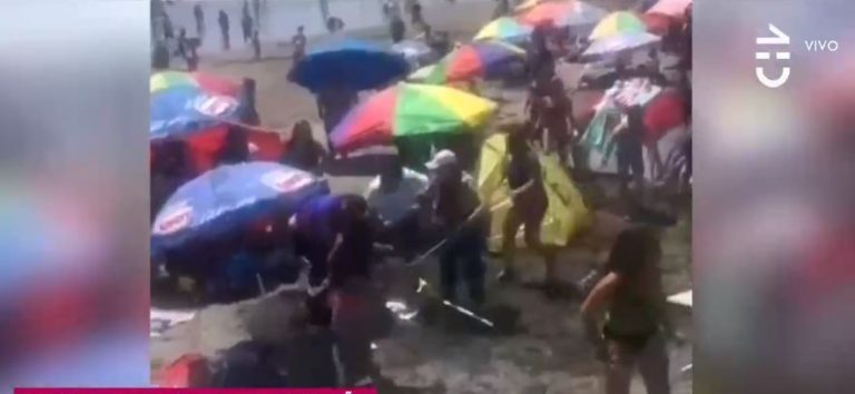 Con sillas y quitasoles: Veraneantes protagonizaron violenta pelea en playa de Cartagena