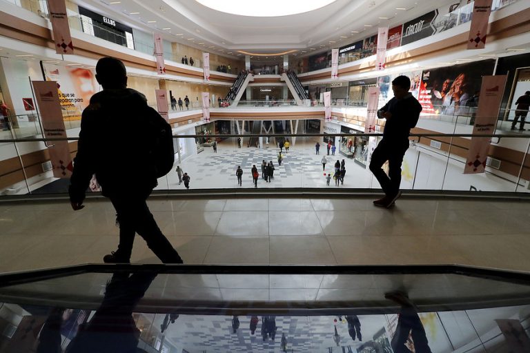 Menor de 13 años fue detenido tras prender fuego a tres locales en mall de Temuco